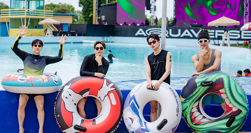Inflatable water park single tube
